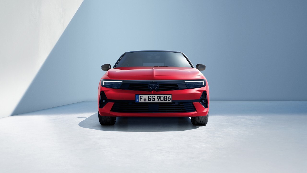 Vista frontal de un Opel Astra rojo con techo negro